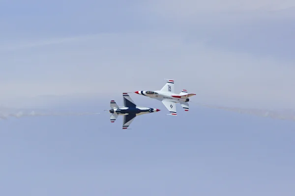 Avions et avions à réaction militaires, y compris les avions de la Seconde Guerre mondiale et le Thunderbirds US Air Force Squadron au Salon aérien de Los Angeles 2015 — Photo