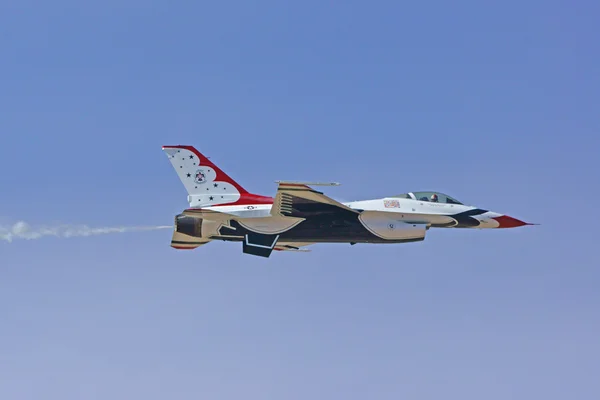 비행기와 Thunderbirds 우리 공군 편대 2015 로스앤젤레스 에어쇼에서 2 차 세계 대전 비행기 등 군사 제트 항공기 — 스톡 사진