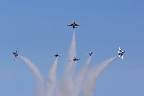 Uçaklar ve İkinci Dünya Savaşı uçakları ve Thunderbirds bize hava kuvvet filosu 2015 Los Angeles hava Fuarı'nda da dahil olmak üzere askeri Jet uçak — Stok fotoğraf