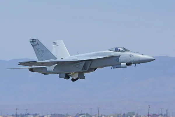 Aviões e Aeronaves Militares a Jato, incluindo Aviões da Segunda Guerra Mundial e o Esquadrão da Força Aérea dos EUA Thunderbirds no Show Aéreo de Los Angeles em 2015 — Fotografia de Stock