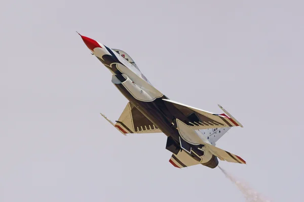 Airplanes and Military Jet Aircraft including WWII Airplanes and the Thunderbirds US Air Force Squadron at the 2015 Los Angeles Air Show — Stock Photo, Image