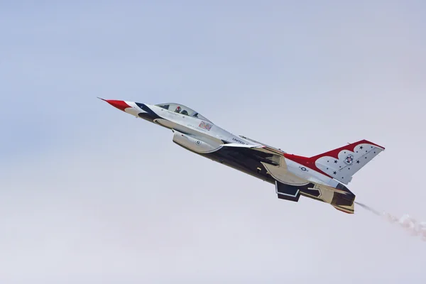 Letadel a vojenské proudová letadla druhé světové války letadla a blesky nám Air Force Squadron na 2015 Los Angeles Air Show — Stock fotografie