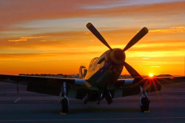Aviones y aviones de reacción militar, incluidos los aviones de la Segunda Guerra Mundial y el Escuadrón de la Fuerza Aérea de los Estados Unidos Thunderbirds en la Exposición Aérea de Los Ángeles 2015 —  Fotos de Stock