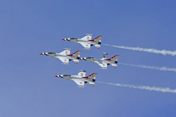Літаки і військових реактивних літаків, у тому числі Wwii літаків і Thunderbirds нас військово-повітряні сили ескадра в 2015 році Лос-Анджелесі Air Show — стокове фото