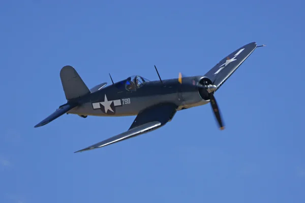 Wwii f-4u corsair vintage fighter aircraft flying at 2015 planes of fame air show — Stockfoto