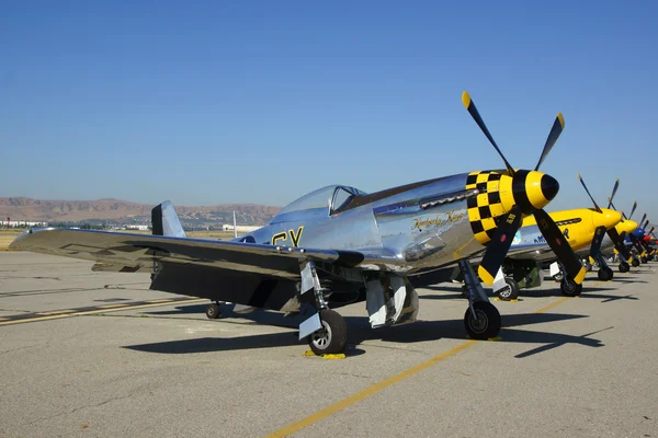 P-51 Mustang Vintage β ' Παγκοσμίου Πολέμου αεροπλάνα στο διάδρομο στο 2015 Air Show — Φωτογραφία Αρχείου
