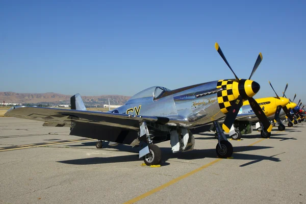 P-51 Mustang Vintage İkinci Dünya Savaşı uçakları 2015 Air Show'da pist üzerinde
