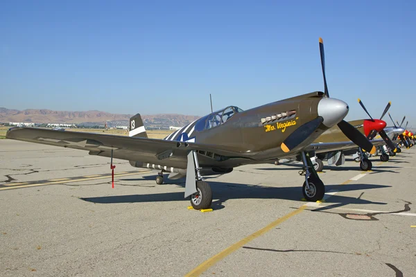 P-51 Mustang Vintage WWII airplanes on the runway at 2015 Air Show — Stock Photo, Image