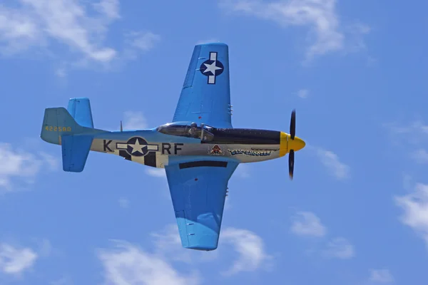 Aviões, aeronaves vintage da Segunda Guerra Mundial, voando em 2015 Planes of Fame Air Show em Chino, Califórnia — Fotografia de Stock