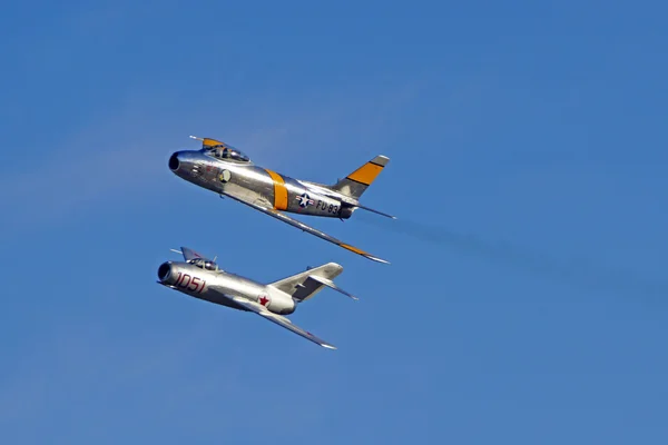 Flyguppvisning vintage wwii flygplan och jetflygplan på 2015 air show — Stockfoto