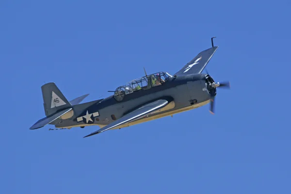 Avion de la Seconde Guerre mondiale volant à 2015 Avions de renommée Air Show en Californie — Photo