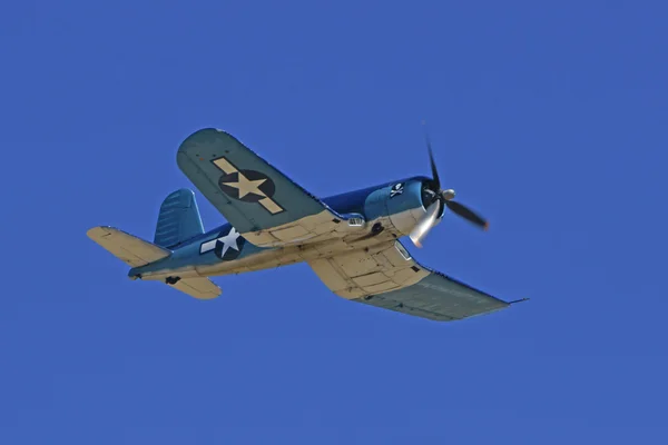 Wwii Flugzeug fliegt auf 2015 Flugzeuge of Fame Airshow in Kalifornien — Stockfoto