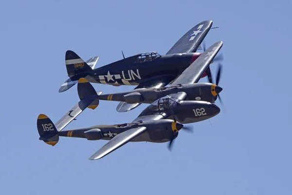 Avion de la Seconde Guerre mondiale volant à 2015 Avions de renommée Air Show en Californie — Photo