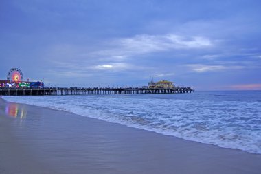 Santa Monica plaj ve İskele California alacakaranlıkta