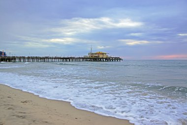 Santa Monica plaj ve İskele California alacakaranlıkta