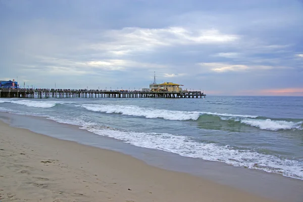 Santa Monica plaj ve İskele California alacakaranlıkta — Stok fotoğraf