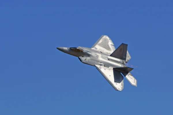 Jet Stealth Fighter F-22 Raptor flying at 2015 Planes of Fame Air Show — Stock Photo, Image