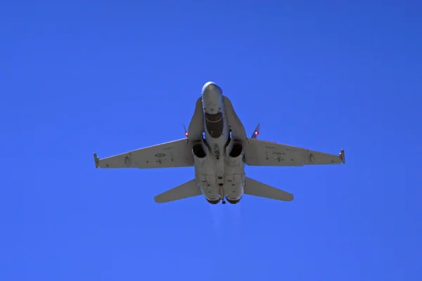 F-18 Hornet Royal Canadian Air Force tempur jet terbang di 2015 Planes of Fame Air Show — Stok Foto