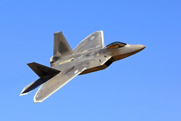 F-22 Raptor Jet uçak 2015 uçaklar, şöhret Air Show'da Chino, California uçan