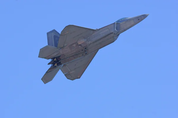 Avião F-22 Raptor Jet voando em 2015 Aviões da Fama Air Show em Chino, Califórnia — Fotografia de Stock