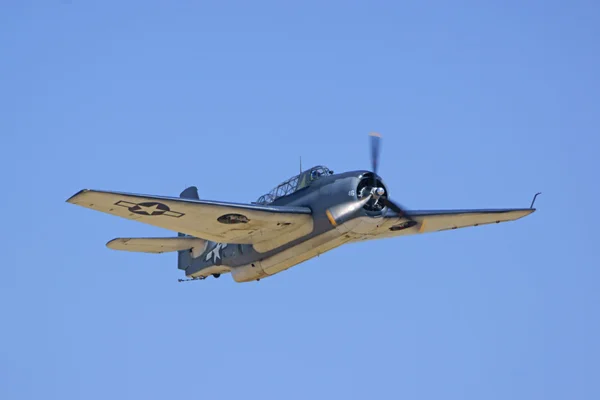 Tweede Wereldoorlog Dive Bomber vliegtuig vliegen op 2015 vliegtuigen van Fame Air Show — Stockfoto