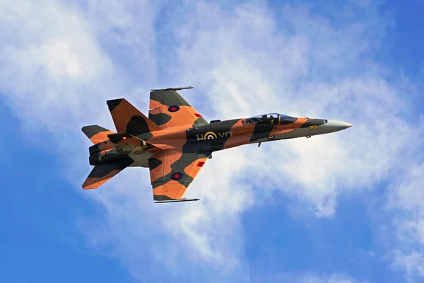 F-18 Hornet Royal Canadian Air Force straaljager vliegen op 2015 vliegtuigen van Fame Air Show in Chino, Californië. — Stockfoto