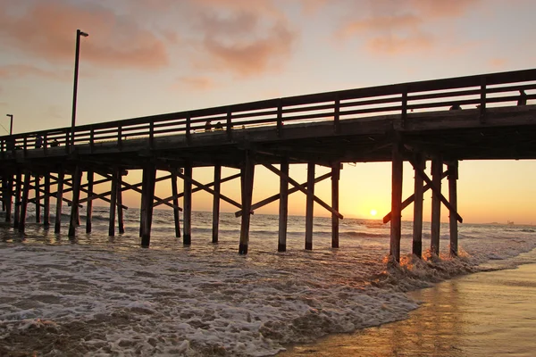 Beach pier zonsondergang — Stockfoto