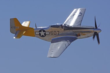 P-51 Mustang İkinci Dünya Savaşı 2015 uçaklar, şöhret Air Show'da Chino, California uçan uçak