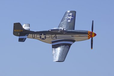 P-51 Mustang İkinci Dünya Savaşı 2015 uçaklar, şöhret Air Show'da Chino, California uçan uçak