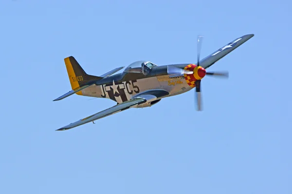 P-51 Mustang WWII Avión volando en 2015 Aviones de la Fama Air Show en Chino, California — Foto de Stock