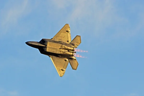 F-22 Raptor Stealth Jet Fighter voando em 2015 Planes of Fame Air Show em Chino, Califórnia — Fotografia de Stock