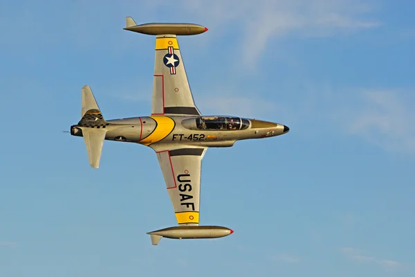 T-33 流星喷气式飞机飞行时的 2015年飞机的名望航展在加利福尼亚州奇诺， — 图库照片