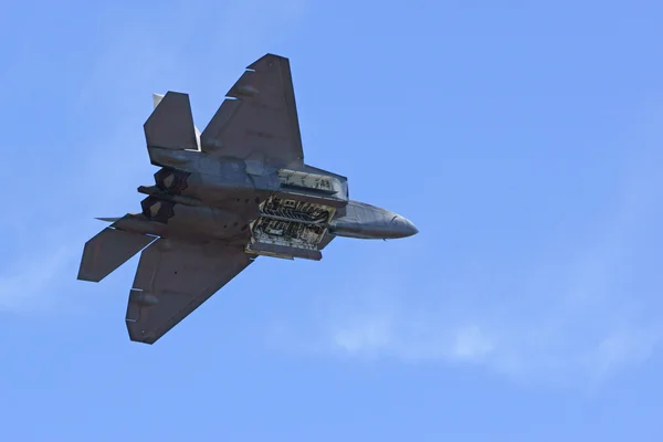 F-22 Raptor Stealth straaljager vliegen op 2015 vliegtuigen van Fame Air Show in Chino, Californië — Stockfoto