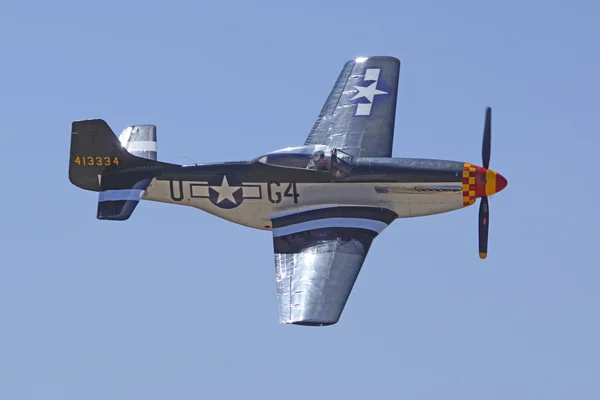 P-51 Mustang WWII Avião voando em 2015 Aviões da Fama Air Show em Chino, Califórnia — Fotografia de Stock