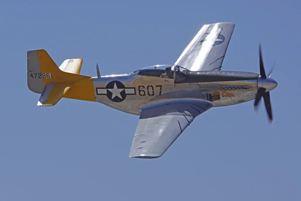 P-51 Mustang Другої світової війни літаючих в 2015 року літаки з слави авіасалоні Chino, Каліфорнія — стокове фото