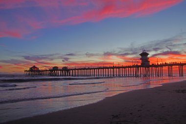 California at Sunset Beach iskelesinden gökyüzünde bulutlar ile