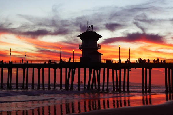 California at Sunset Beach iskelesinden gökyüzünde bulutlar ile