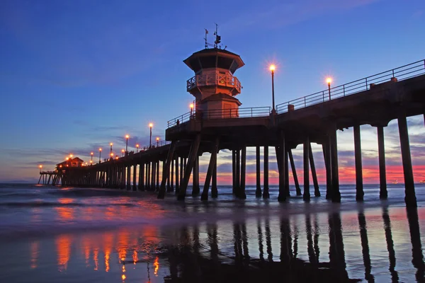 Muelle de playa en California al atardecer con nubes en el cielo — Foto de Stock