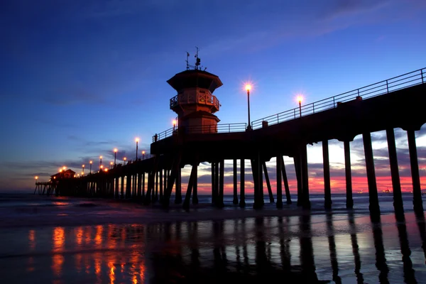 空の雲と日没時カリフォルニアのビーチ桟橋 — ストック写真