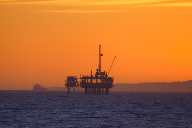 Beach iskelesinden alacakaranlıkta California sahilinde