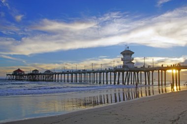 Beach iskelesinden alacakaranlıkta California sahilinde