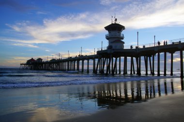 Beach iskelesinden alacakaranlıkta California sahilinde
