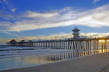 Beach iskelesinden alacakaranlıkta California sahilinde