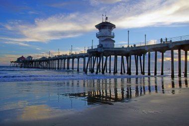 Beach iskelesinden alacakaranlıkta California sahilinde