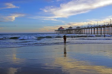 Beach iskelesinden alacakaranlıkta California sahilinde