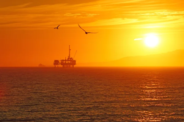 Beach iskelesinden alacakaranlıkta California sahilinde