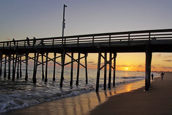 Spiaggia molo al tramonto — Foto Stock