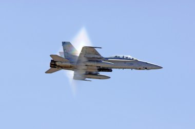 Jet avcı uçağı F-18 Hornet ses duvarını kırarak