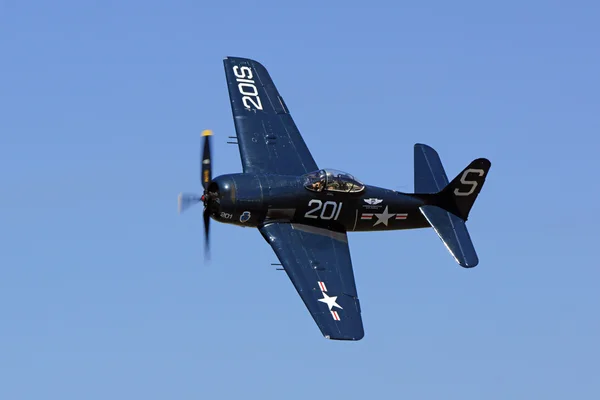 Avião caça da Segunda Guerra Mundial voando em 2015 Air Show — Fotografia de Stock