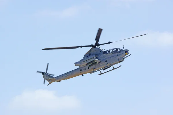 Helicóptero Super Cobra voando no Miramar Air Show — Fotografia de Stock